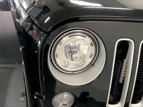 Used 2018 Jeep Wrangler Unlimited Sahara image 26