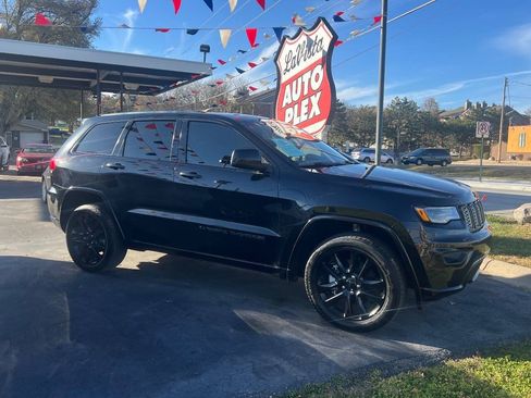 Used 2022 Jeep Grand Cherokee Laredo X AWD/4WD image 22