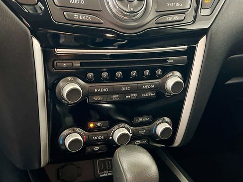 Used 2019 Nissan Pathfinder S image 27