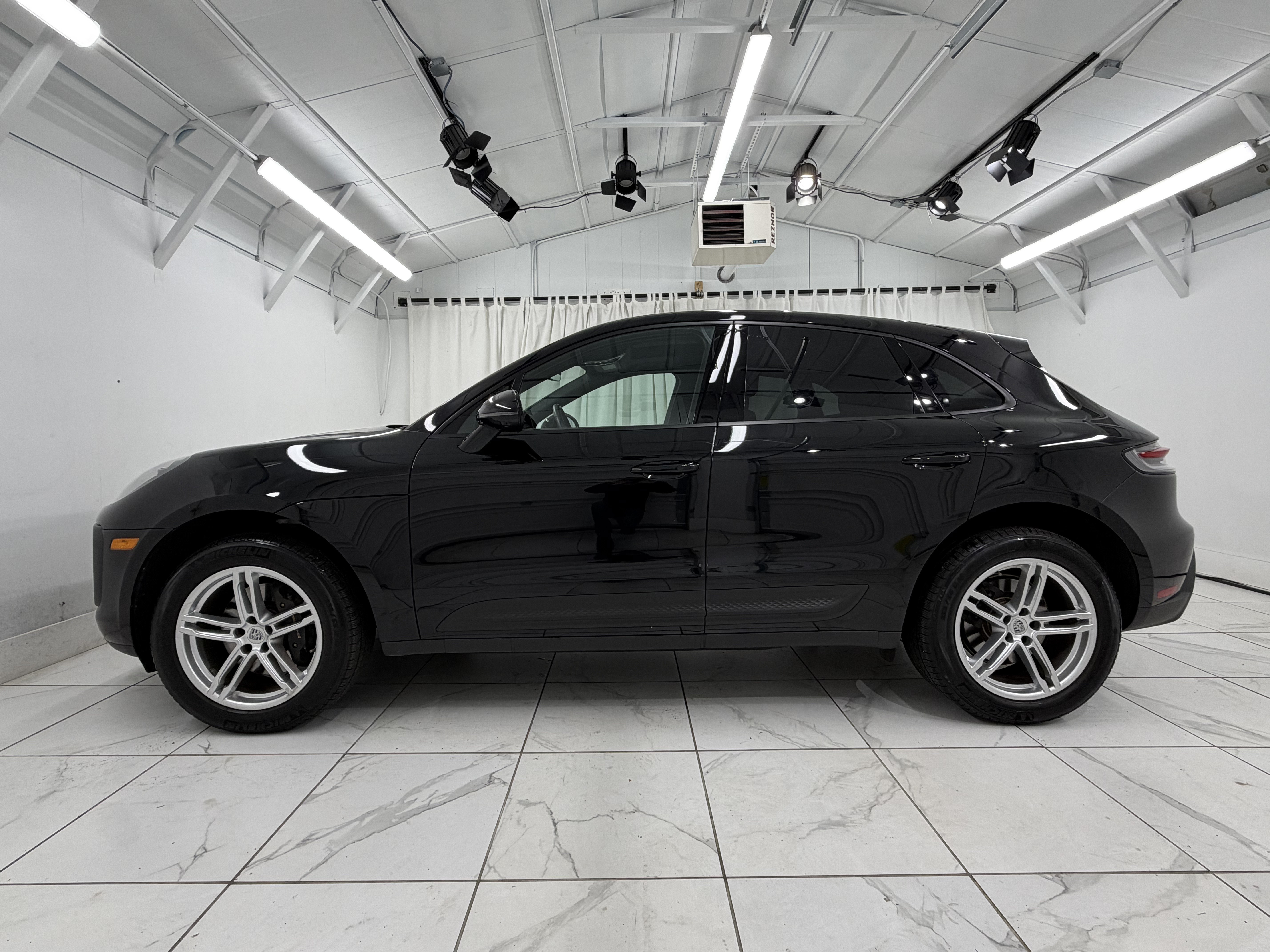 Used 2025 Porsche Macan AWD/4WD image 15