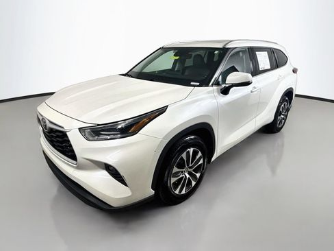 Used 2021 Toyota Highlander XLE FWD image 3