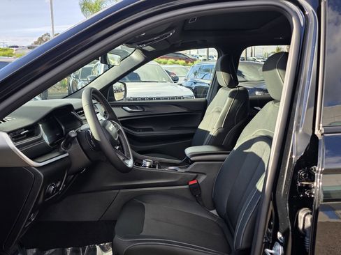 New 2025 Jeep Grand Cherokee Laredo image 11