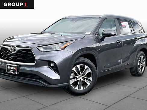 Used 2023 Toyota Highlander XLE FWD image 1