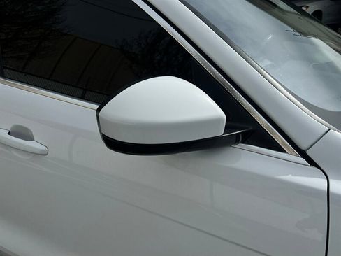 Used 2019 Jaguar F-PACE image 9