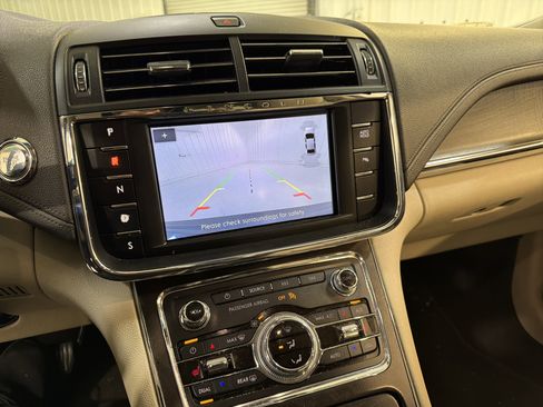 Used 2020 Lincoln Continental w/ Convenience Package image 18