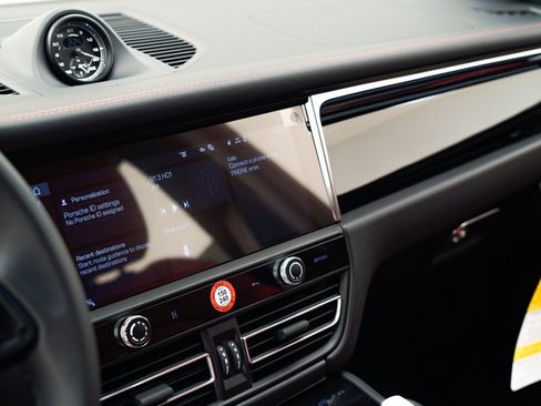 Certified 2026 Porsche Macan AWD/4WD image 25