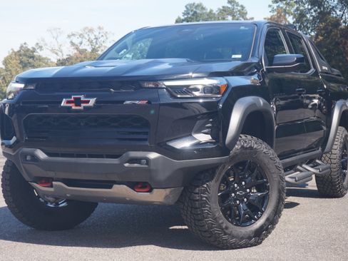 Used 2025 Chevrolet Colorado ZR2 w/ Midnight Edition image 4