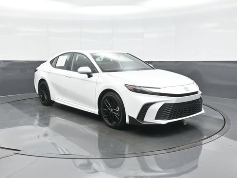 Used 2026 Toyota Camry SE FWD image 1