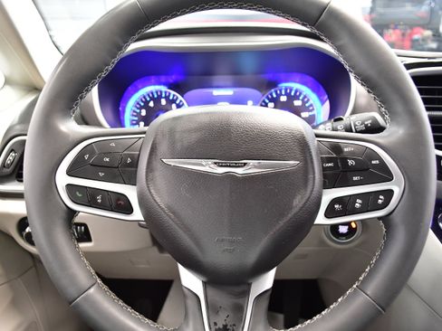 Used 2024 Chrysler Pacifica Touring-L image 20