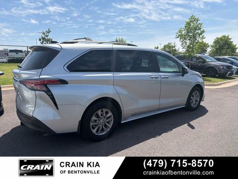 Used 2022 Toyota Sienna XLE FWD image 4