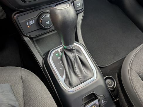 Used 2023 Jeep Renegade Altitude AWD/4WD image 31