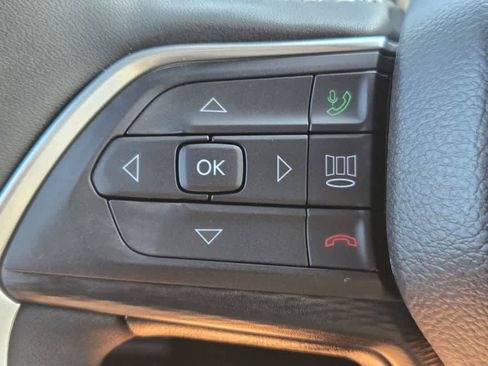 Used 2025 Jeep Grand Cherokee Altitude AWD/4WD image 19