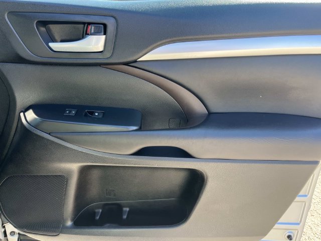 Used 2018 Toyota Highlander XLE AWD/4WD image 27