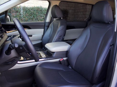 Used 2024 Kia Carnival SX FWD image 13
