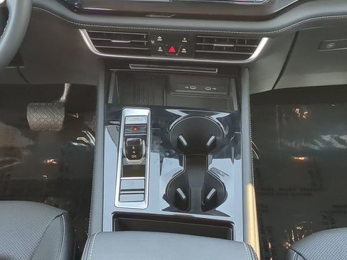 Used 2025 Volkswagen Atlas SE image 20