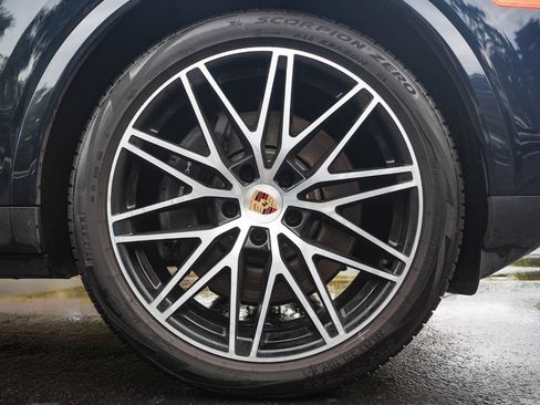 Used 2024 Porsche Cayenne Coupe AWD/4WD image 11