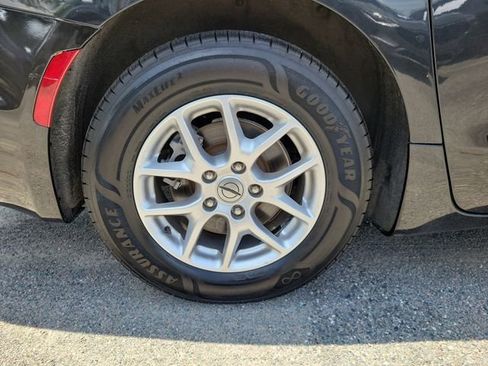 Used 2023 Chrysler Pacifica Touring-L FWD image 6
