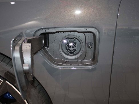 Used 2026 BMW 750e xDrive image 5