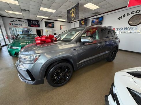 Used 2022 Volkswagen Taos SE w/ Panoramic Sunroof Package image 8