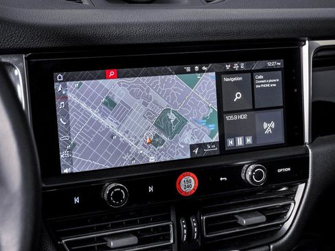Certified 2025 Porsche Macan AWD/4WD image 19