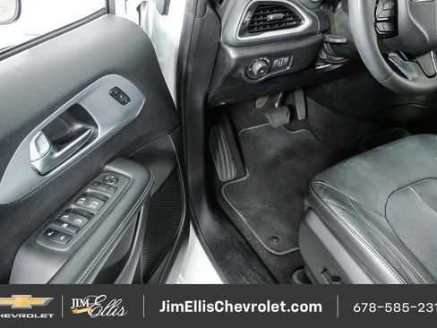 Used 2022 Chrysler Pacifica Touring-L w/ S Appearance Package FWD image 7