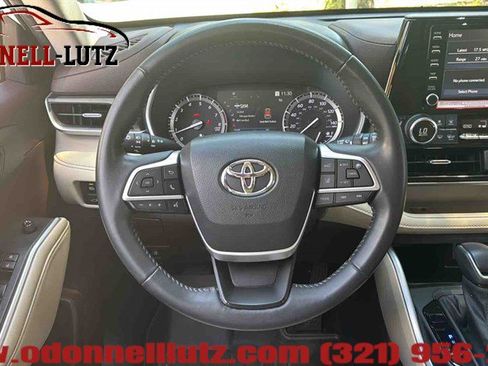 Used 2022 Toyota Highlander XLE FWD image 20