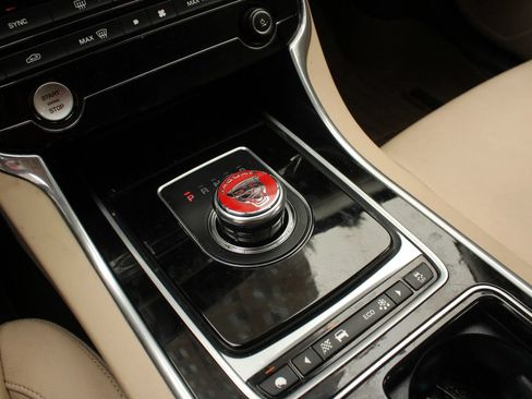 Used 2017 Jaguar XF Premium RWD image 33