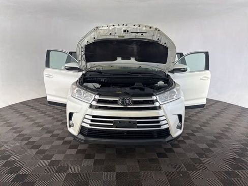 Used 2019 Toyota Highlander XLE AWD/4WD image 14