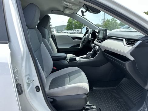 Used 2022 Toyota RAV4 XLE FWD image 9
