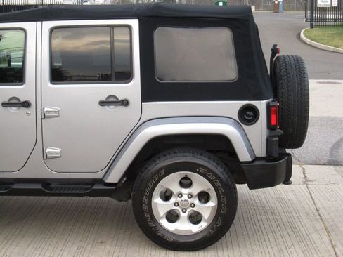 Used 2017 Jeep Wrangler Unlimited Sahara w/ Connectivity Group image 8