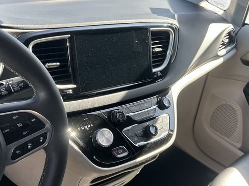 Used 2024 Chrysler Pacifica Touring-L FWD image 9