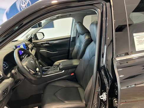 New 2026 Toyota Highlander Platinum AWD/4WD image 15