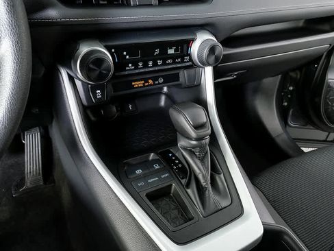 Used 2022 Toyota RAV4 LE image 16