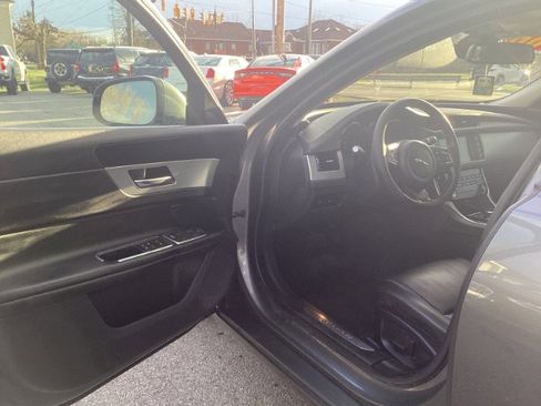 Used 2018 Jaguar XF Premium image 4