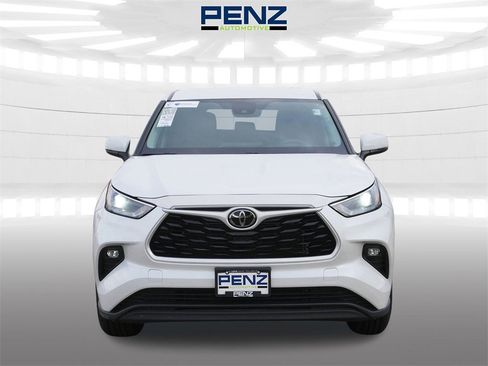 Used 2024 Toyota Highlander LE image 2