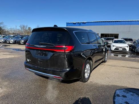 Used 2024 Chrysler Pacifica Touring-L image 28