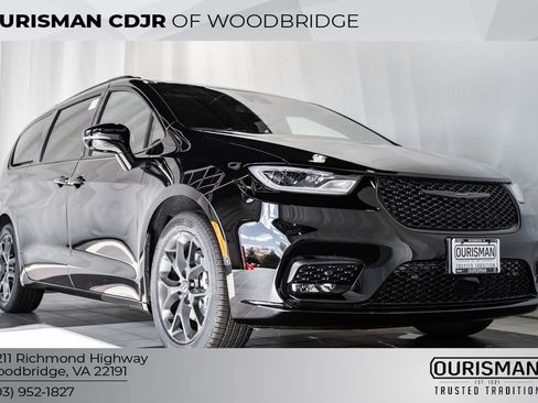 New 2026 Chrysler Pacifica Limited image 1