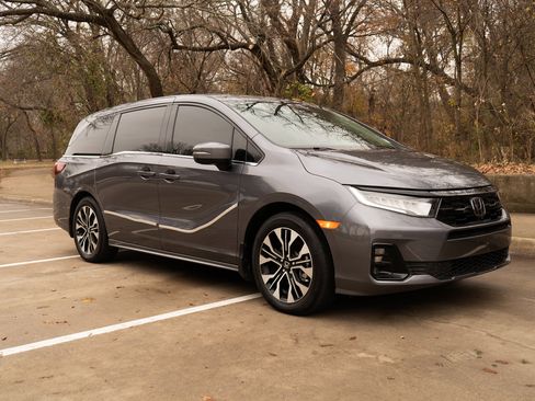Used 2025 Honda Odyssey Elite image 2