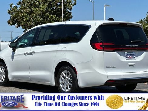 Used 2023 Chrysler Pacifica Touring-L image 6