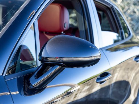 Certified 2025 Porsche Macan AWD/4WD image 18