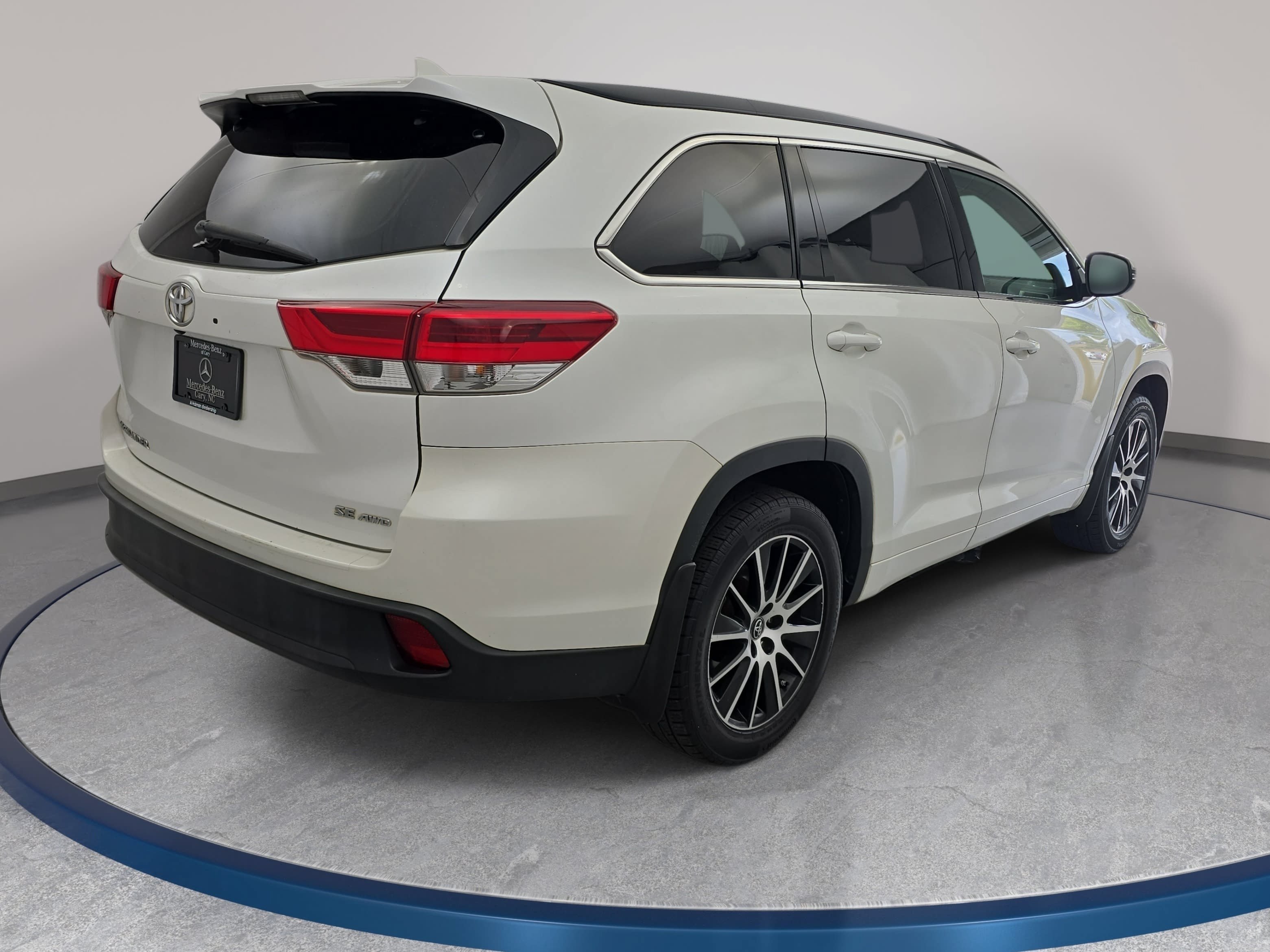 Used 2017 Toyota Highlander SE AWD/4WD image 5