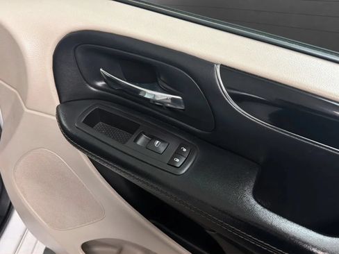 Used 2016 Chrysler Town & Country Limited FWD image 18