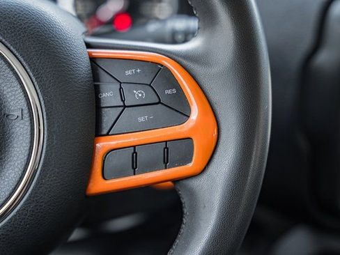 Used 2020 Jeep Renegade Latitude w/ UConnect 8.4 Nav Group image 31