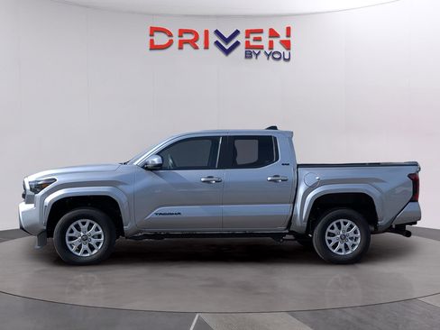 Used 2025 Toyota Tacoma SR5 image 2