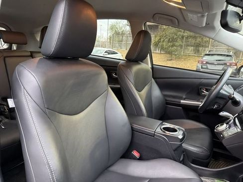 Used 2017 Toyota Prius V Five image 18