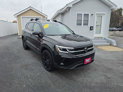 Used 2024 Volkswagen Taos SE image 2