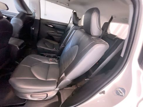 Used 2022 Toyota Highlander XLE AWD/4WD image 23