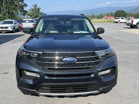 Used 2022 Ford Explorer XLT w/ Equipment Group 202A image 3