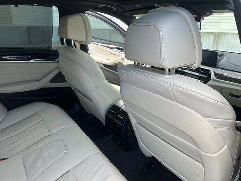 Used 2020 BMW M550i xDrive w/ Dynamic Handling Package image 24