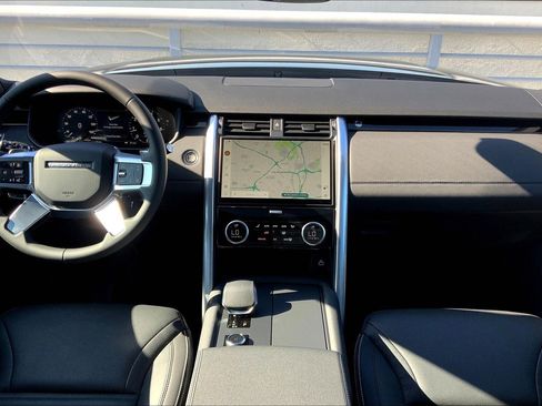 New 2025 Land Rover Discovery S image 13